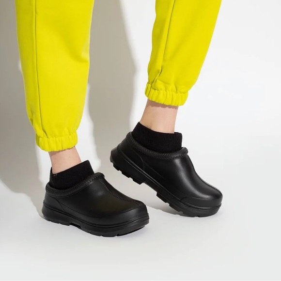 UGG Women’s TASMAN X BLACK - Picture 2 of 7